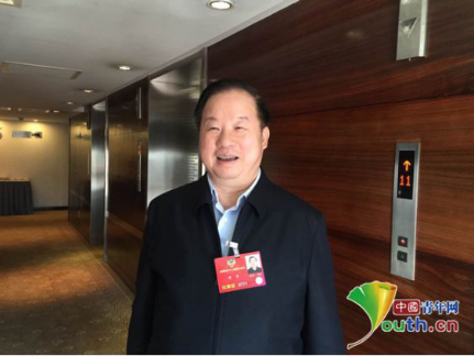 全国政协委员、新华联集团董事局主席兼总裁傅军接受记者专访。中国青年网记者 吴楚 摄