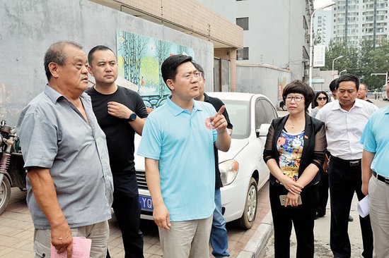 秦皇岛市委书记深入街坊调研创城 市民连竖大拇指