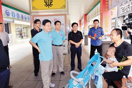 秦皇岛市委书记深入街坊调研创城 市民连竖大拇指