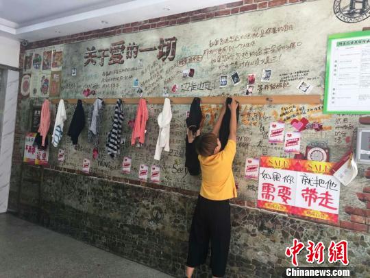 市民将不需要的衣物挂在“爱心墙”上 王天译 摄 市民将不需要的衣物挂在“爱心墙”上 王天译 摄