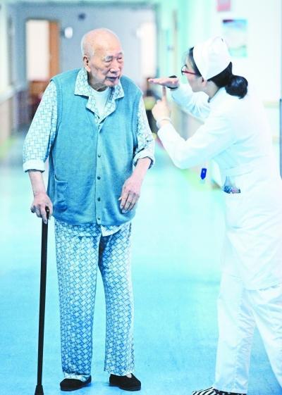 高伯衡老人每天都要在走廊上遛弯 记者李子云 摄