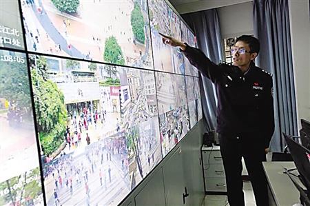 民警通过“天眼”寻找嫌疑人的位置