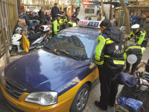 民警正在检查这辆车