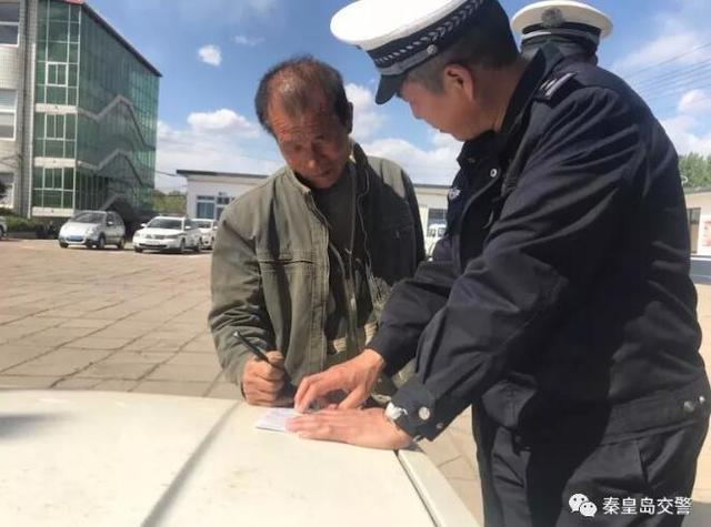 秦皇岛交警查处一辆超员18人面包车 这样的行为太危险