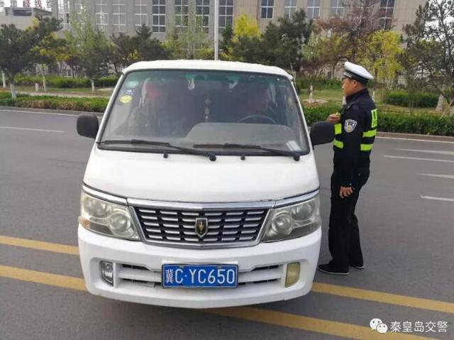秦皇岛交警查处一辆超员18人面包车 这样的行为太危险