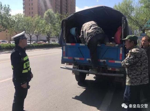 秦皇岛交警查处一辆超员18人面包车 这样的行为太危险