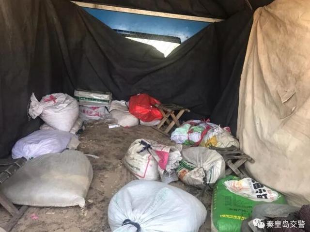 秦皇岛交警查处一辆超员18人面包车 这样的行为太危险