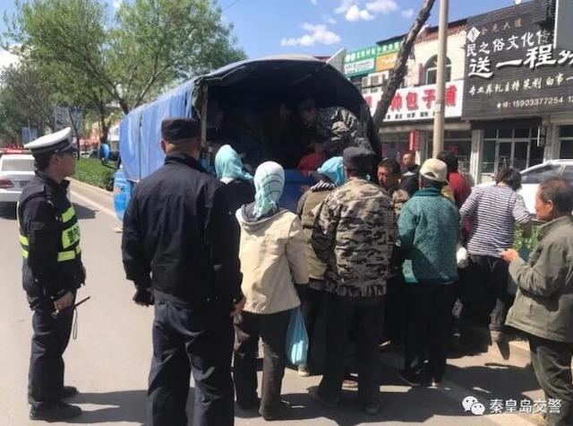 秦皇岛交警查处一辆超员18人面包车 这样的行为太危险