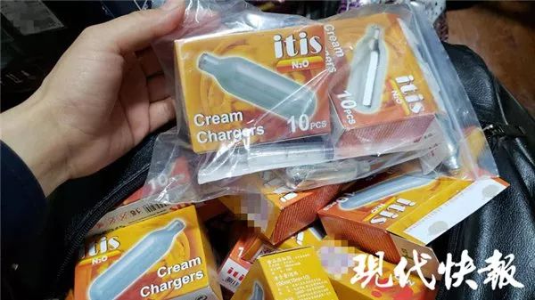 △装 “ 笑气 ” 的包装盒 警方供图