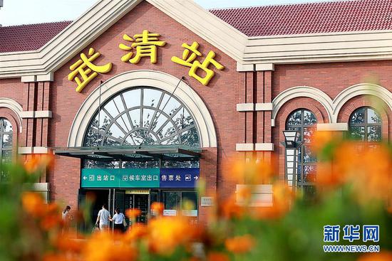 这是8月1日拍摄的京津城际高铁武清站。当日,北京至天津城际铁路运营已满10周年,累计安全运送旅客2.5亿人次。新华社发(董鑫 摄)