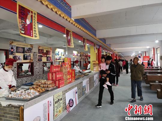 “吃货营”现场布置有多种特色小吃。 崔志平摄