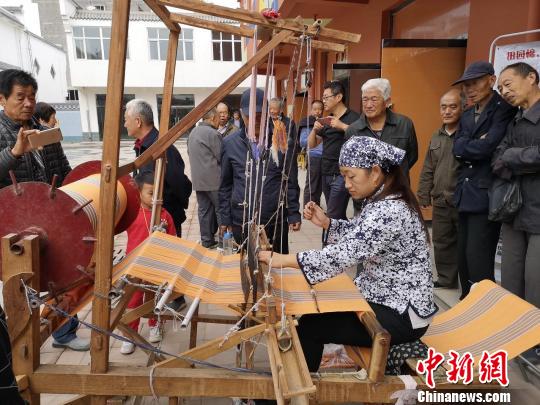 手工织布。 崔志平摄
