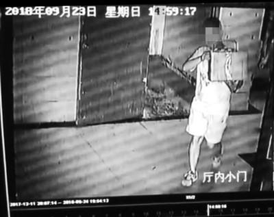监控拍下领走游女士快递的男子 本报记者 葛兰 翻拍
