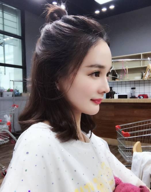 这位小美眉是杨幂的某个替身，能量巨大，仅凭这一张照片，就引来了全民围观。