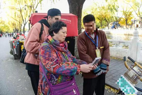 李艳霞在北京街头询问路人是否见过自己的儿子。 实习生 湛超越 /摄