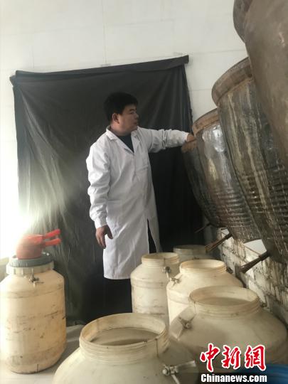 图为仇彦军检查成醋品质。　张帆摄