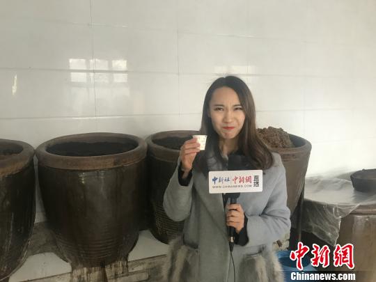 图为记者品尝“窦王醋”。　张帆摄