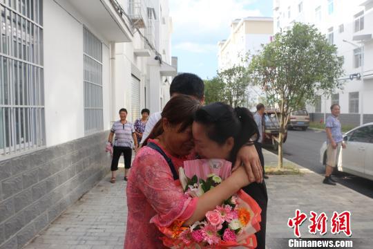 分别29年后,母女相见抱头痛哭 警方提供 摄